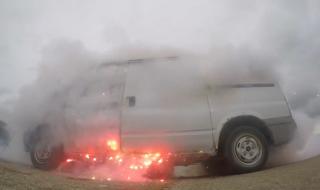 鞭炮炸井盖为什么会炸飞 小孩放炮被井盖炸飞